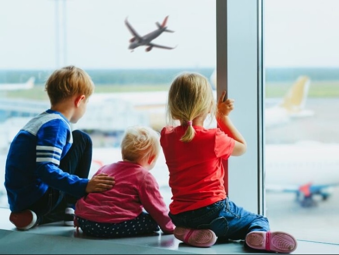Acte necesare pentru călătoria cu copilul în străinătate: Ghid pentru tatăl călător